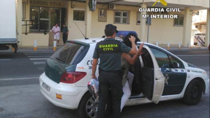 La Guàrdia Civil conduint la detinguda a dins del vehicle policial