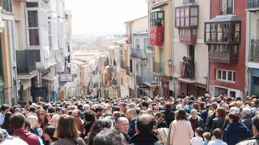 Turistas y vecinos pasean por Zamora en Semana Santa.