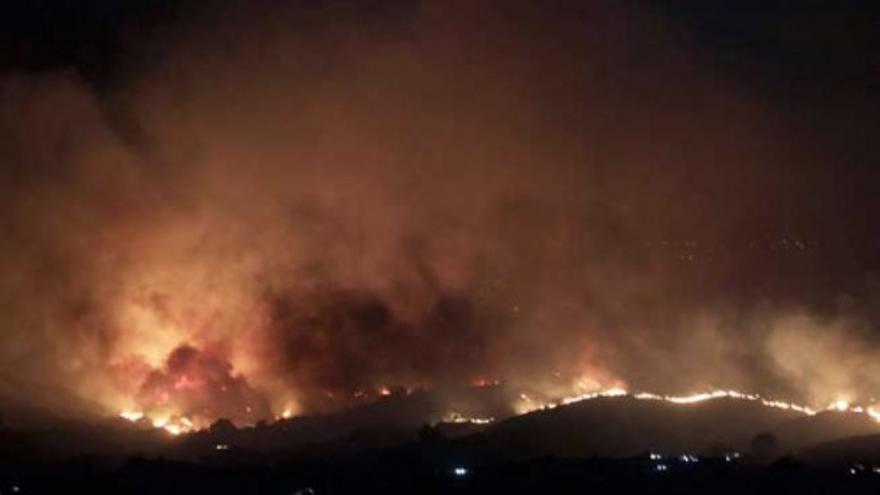 El fuego desaloja a 200 familias en Mijas