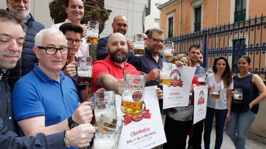 Organizadores y hosteleros, ayer, en la presentación del Oktoberfest.