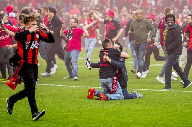 Celebraciones en el BayArena. El Bayer Leverkusen se proclama campeón de la Bundesliga por primera vez en su historia.