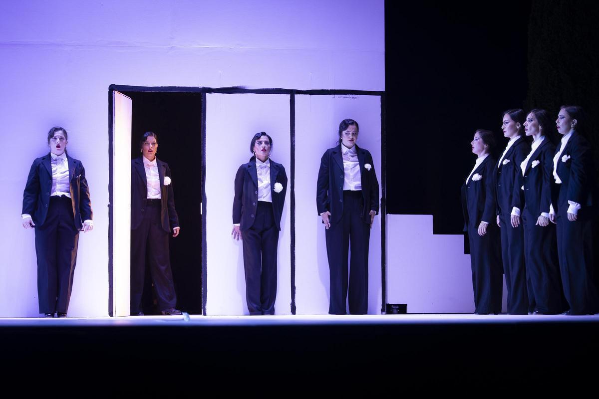 Un grupo de artistas, vestidos con trajes negros y camisas blancas, durante una de las escenas de 'Llámame Lorca', el espectáculo de Manuel Liñán inspirado en el universo del autor