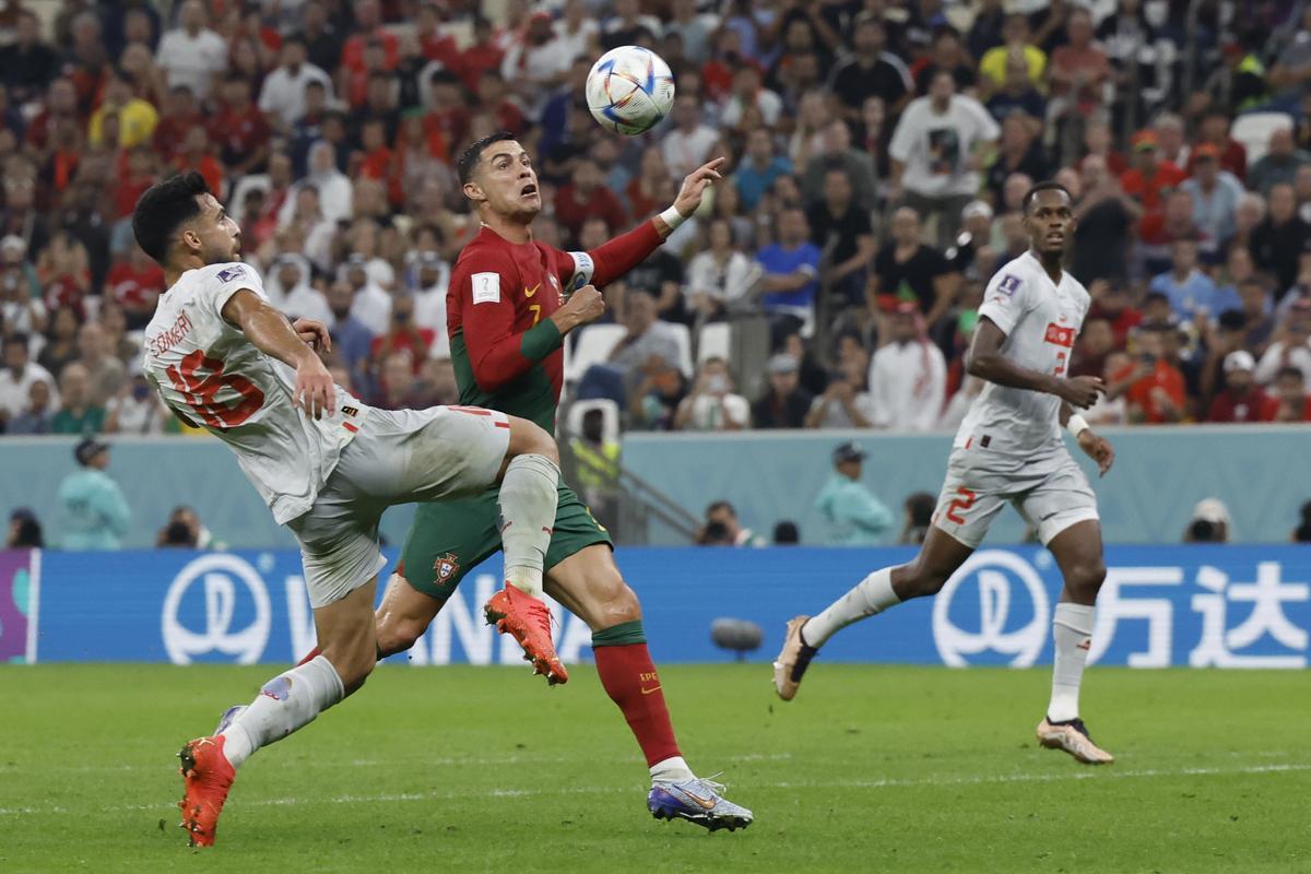 GR2540. LUSAIL (CATAR), 06/12/2022.- Cristiano Ronaldo (d) de Portugal disputa el balón con Eray Cömert de Suiza hoy, en un partido de los octavos de final del Mundial de Fútbol Qatar 2022 entre Portugal y Suiza en el estadio de Lusail (Catar). EFE/ Esteban Biba