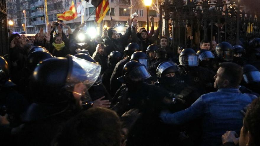 Imatge dels aldarulls entre policia i manifestants al Parc de la Ciutadella del 30 de gener de 2018