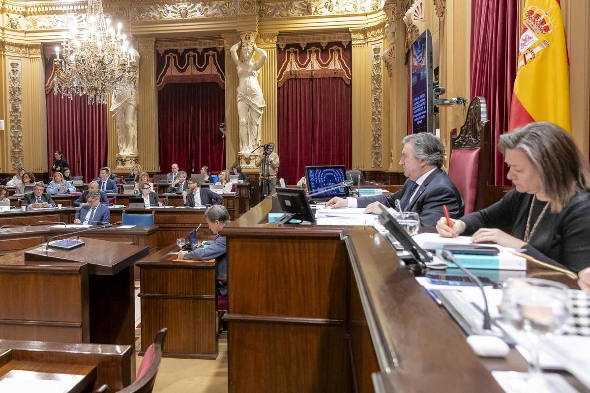 El escaño de Prohens vacío y Mauricio Rovira sustituyendo a Le Senne como presidente del Parlament.