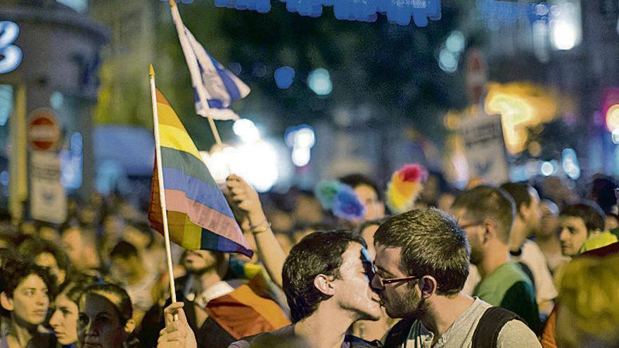 Una pareja de homosexuales se besa en la protesta de Jerusalén. // Efe