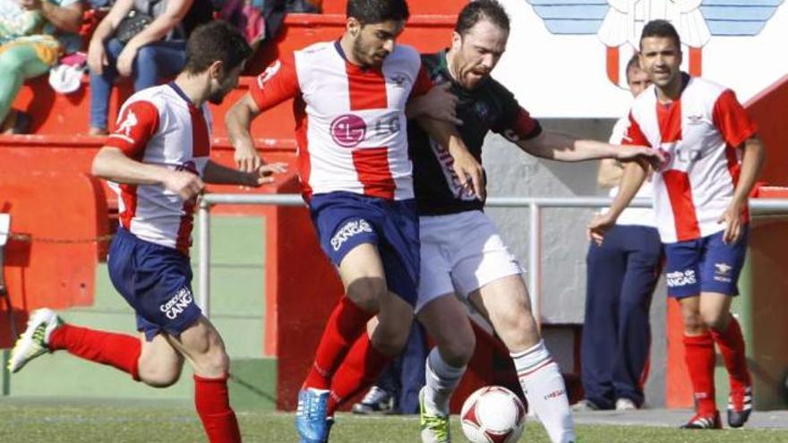 Carlos Campo pugna con un jugador del Vilalbés por la posesión del esférico. // Carmen Giménez