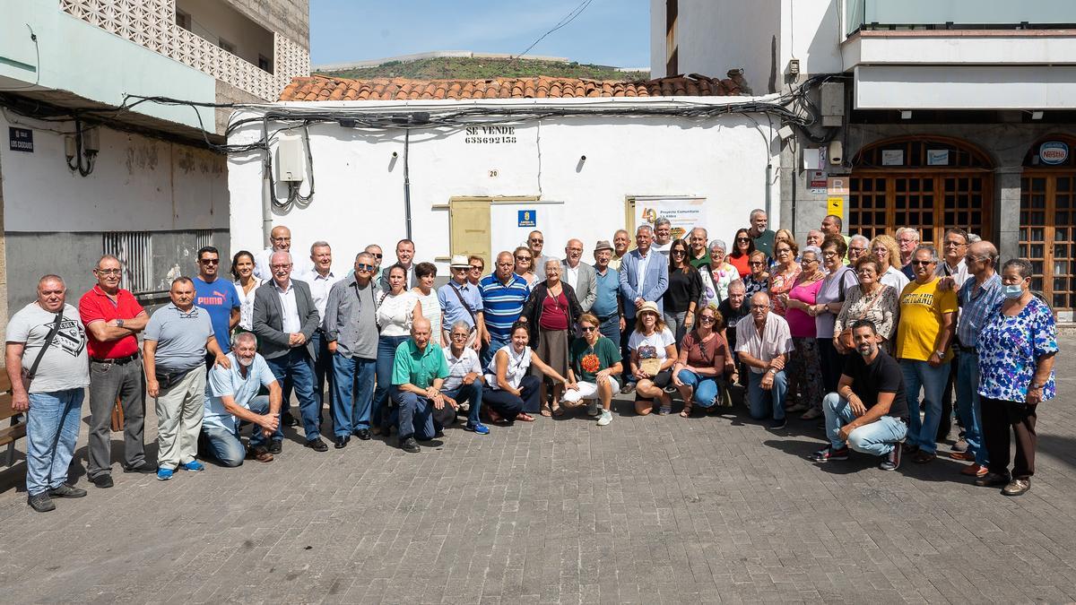 Foto de familia con los miembros del Proyecto Comunitario de La Aldea.