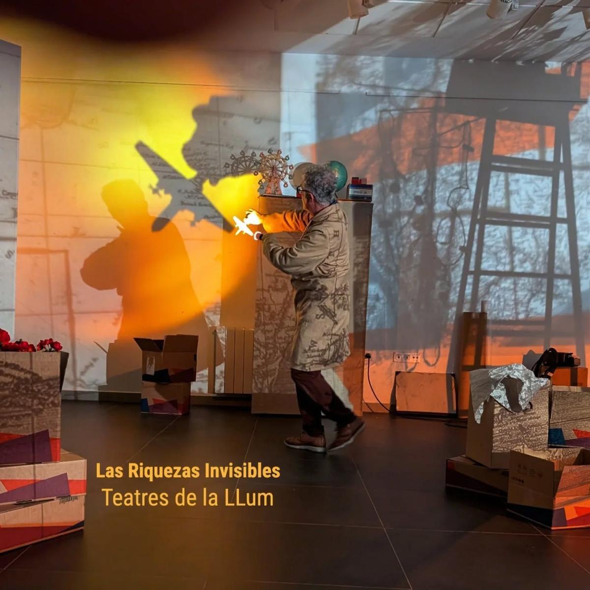 Vicent Ortolà, en un ensayo.