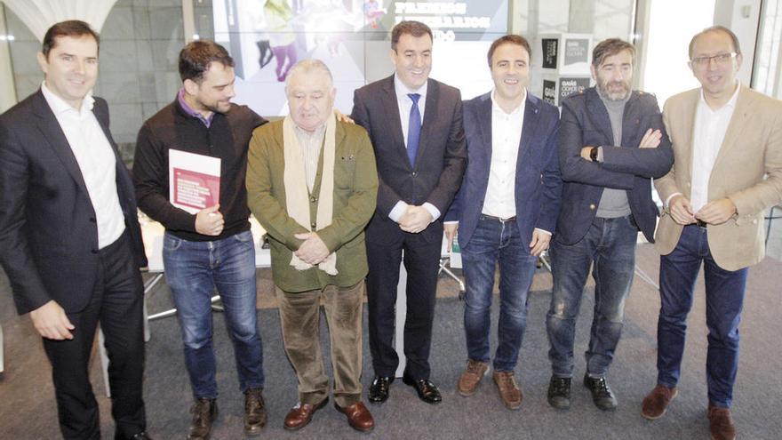 Román Rodríguez (c.) en la entrega de premios. // Xoán Álvarez