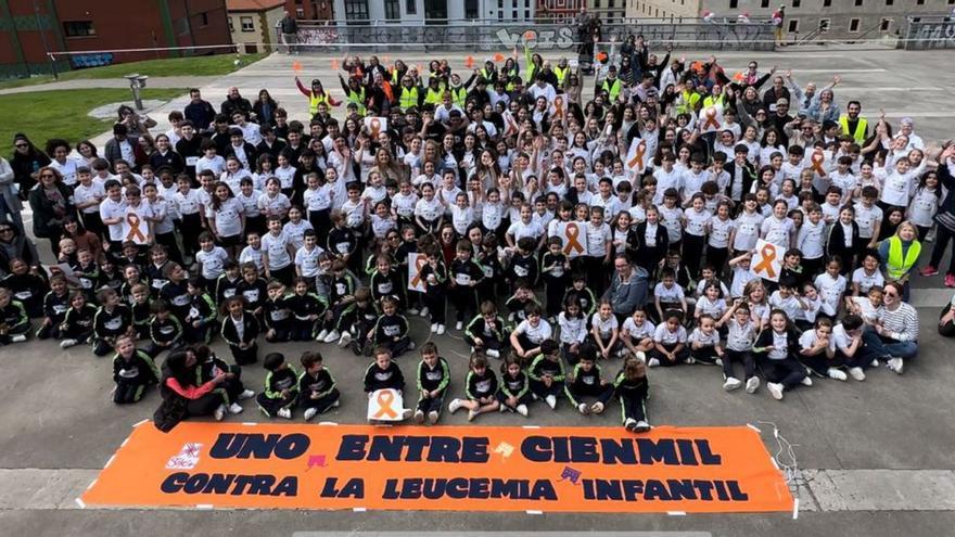 Alumnos, profesores y familias del colegio San Lorenzo, ayer, en la explanada del auditorio Doctor Francisco Cienfuegos-Jovellanos.