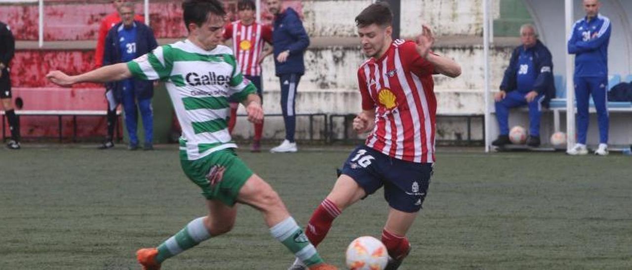 David Mosquera trata de eludir la entrada de un futbolista del Paiosaco. |  // SANTOS ÁLVAREZ