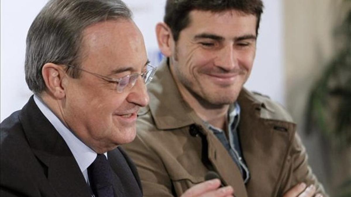 Florentino Pérez, con Iker Casillas.