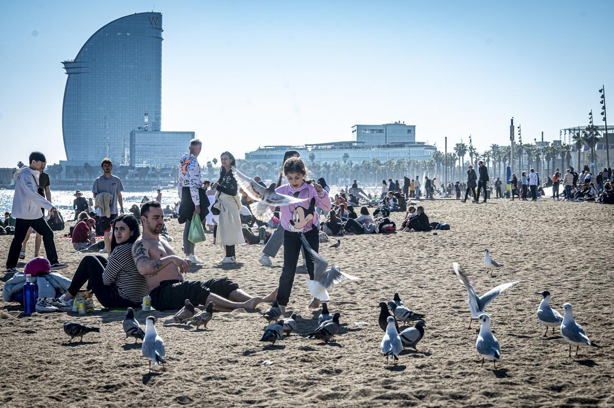 Los barceloneses acuden en masa a las playas de la ciudad para disfrutar del último día primaveral antes de la llegada del frío