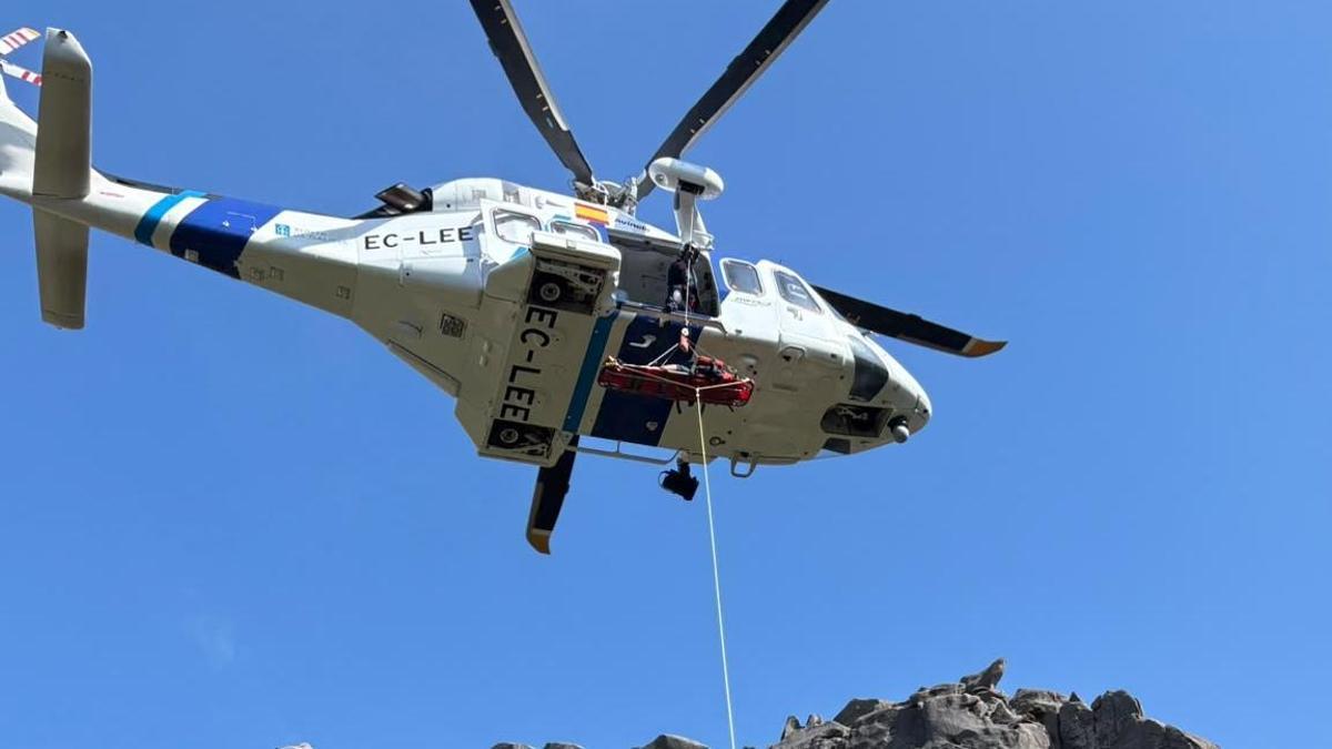 Momento en el que la senderista es evacuada en helicóptero.