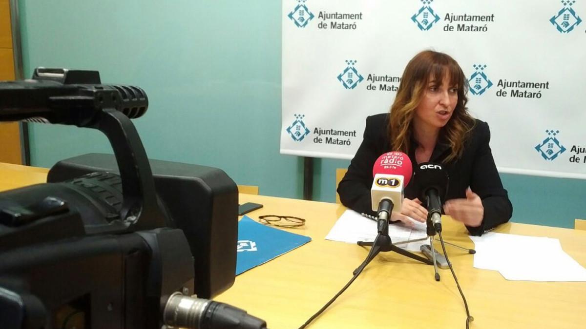 La concejala de Vía Pública de Mataró, Núria Moreno, anunciando las medidas para atajar la situación que se vive en la zona de ocio del Pla d'en Boet.