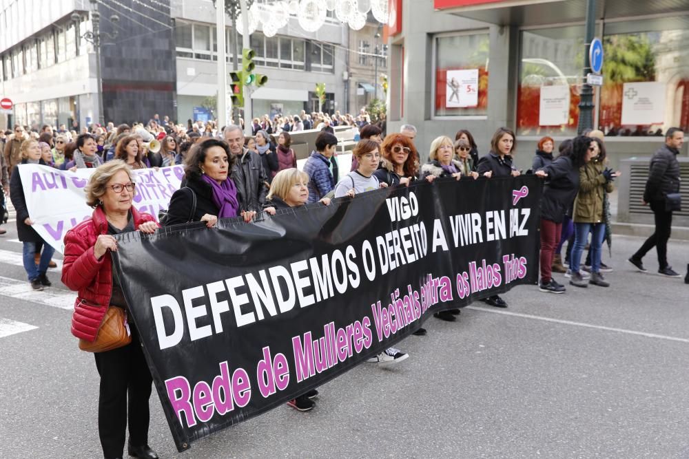 Vigo sale a la calle para clamar contra la violencia machista // R. Grobas