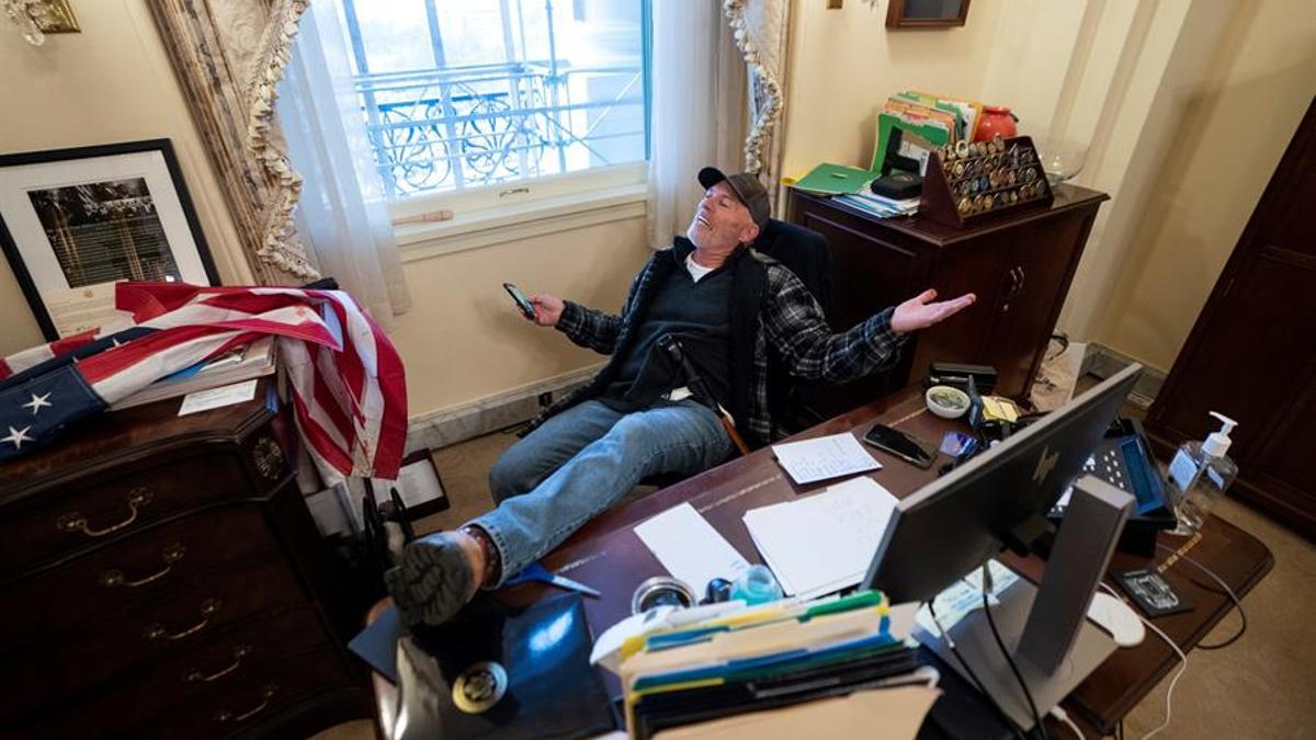 Un seguidor de Trump, en el despacho de Nancy Pelosi.