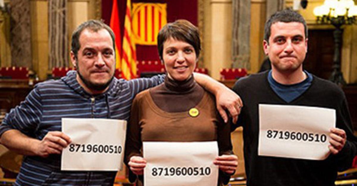 David Fernàndez, Georgina Rieradevall i Quim Arrufat mostren el número de pres d’Otegi.