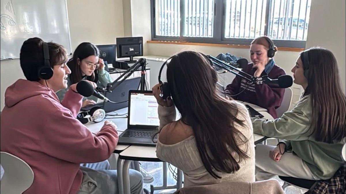 Realización de un taller de radio en el instituto de Baena.