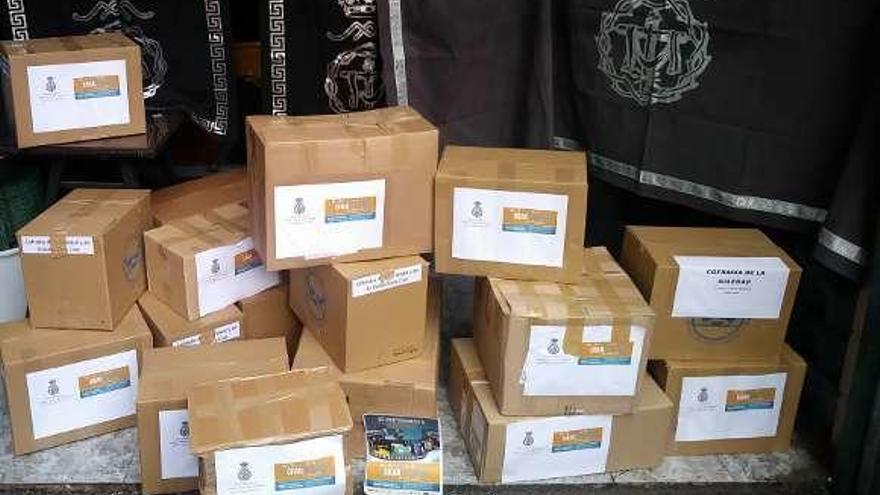 Varias de las cajas con alimentos, listas para su entrega.