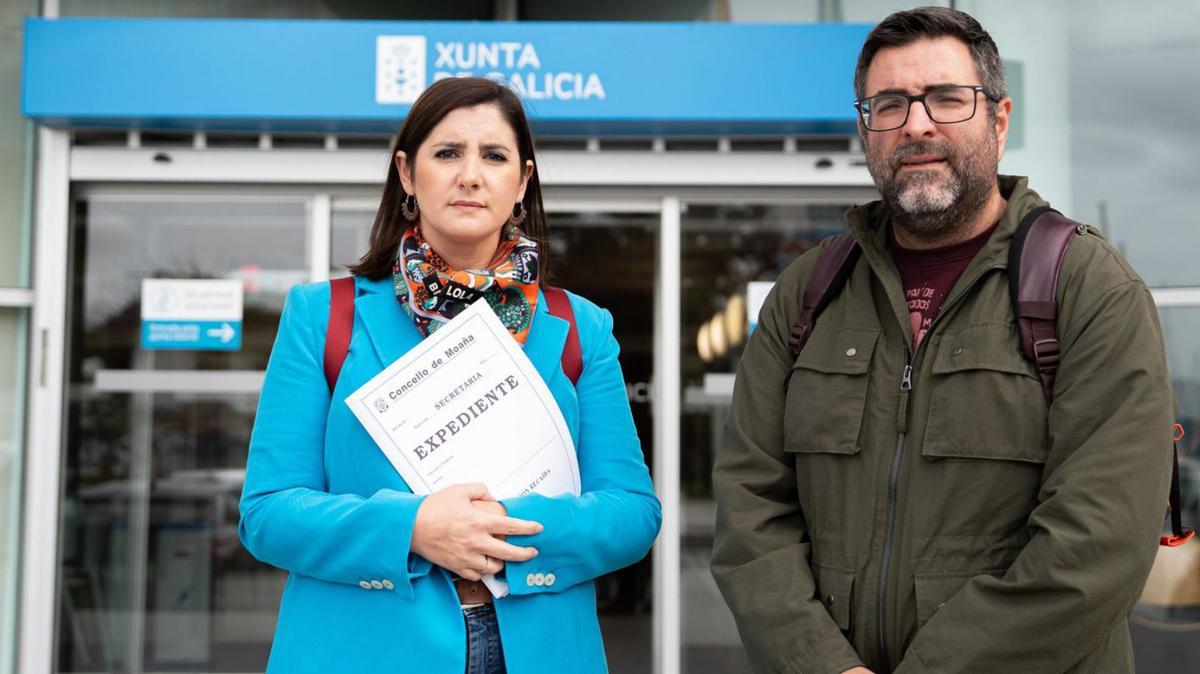 Leticia Santos y Daniel Costas, ayer, antes de entrar en la reunión. |  Pedro Mina