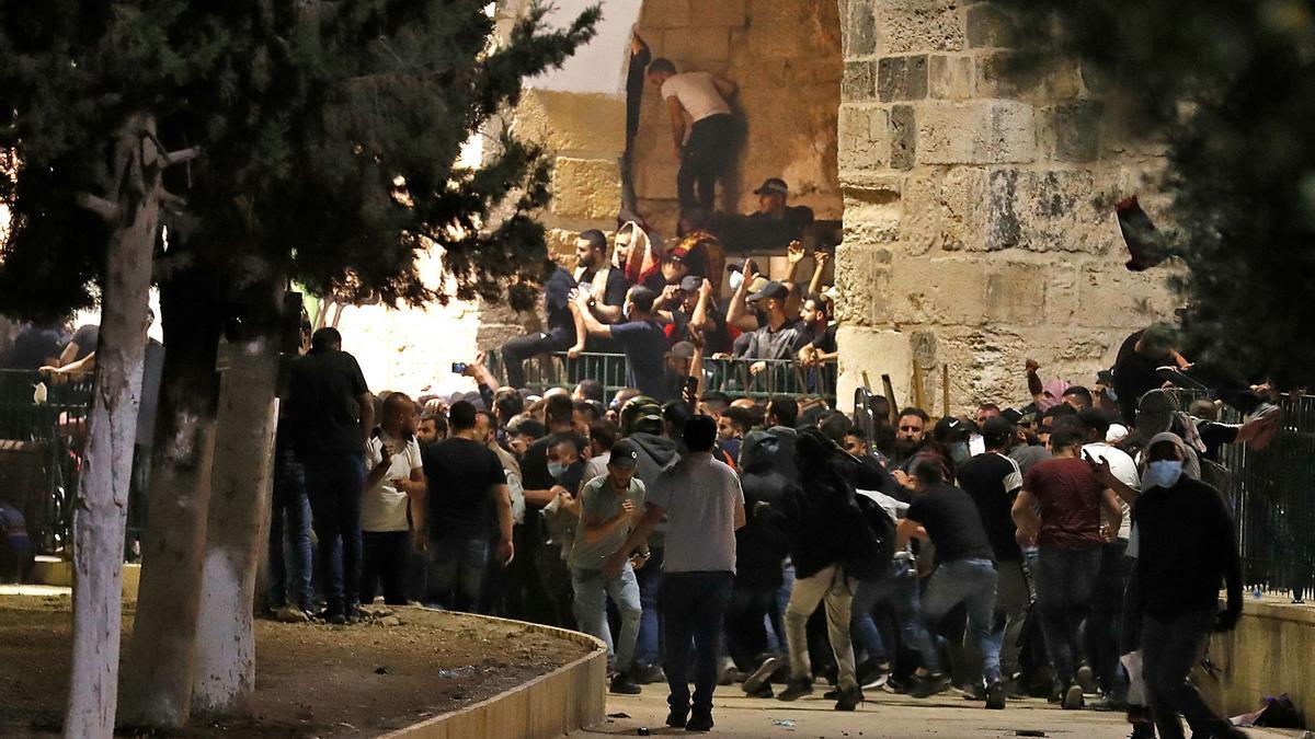 Choque de palestinos con las fuerzas de seguridad israelís en los alrededores de la mezquita de Al-Aqsa en mayo de 2021.