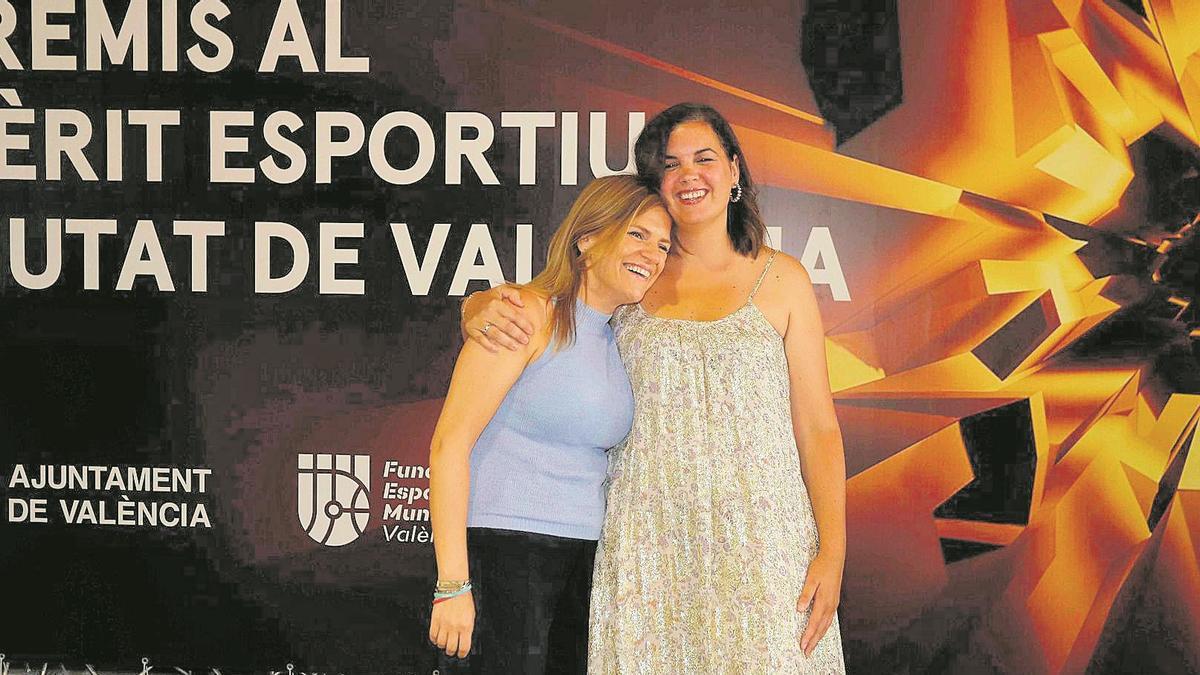 Pilar Bernabé con Sandra Gómez, ayer, en la entrega de los premios al Mérito Deportivo de València.
