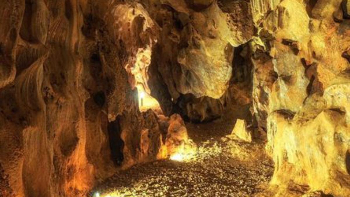 Interior de la Cueva de la Victoria.