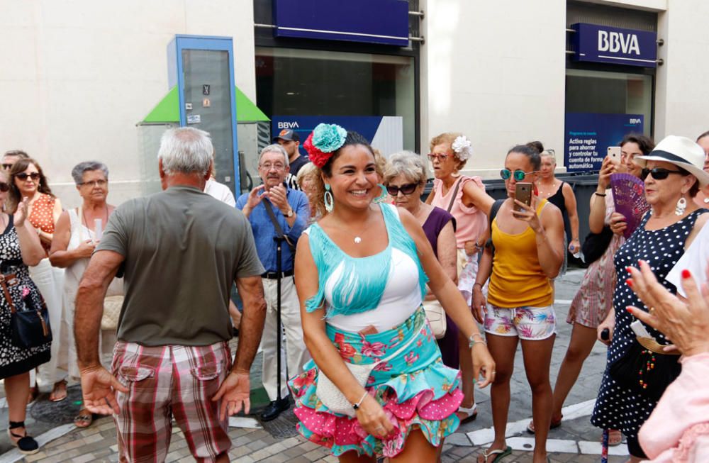 La Feria de Málaga cumple una semana de fiesta. Este miércoles, a pesar de los cielos encapotados y la sensación de bochorno, miles de personas se divierten por las calle del Centro Histórico de Málaga, en un ambiente quizá algo más desahogado de gente que otros días