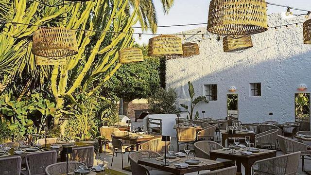 The tables are arranged with restraint in a spectacular courtyard filled with greenery. | PHOTOS: FINCA LA PLAZA