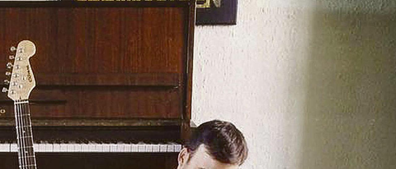 Juan Carlos Suárez anota en una libreta sus últimas composiciones.