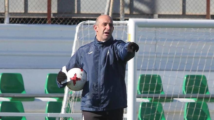 Alberto Monteagudo da instrucciones durante el entrenamiento de ayer.