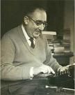 Cunqueiro, ya como exdirector de FARO, con su máquina de escribir Smith Premier n.º10
