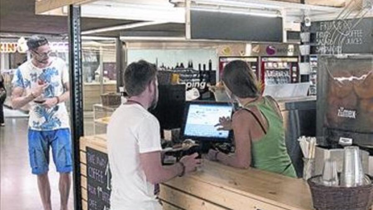 Un comercio de «comida saludable», ayer en la estación de Universitat.