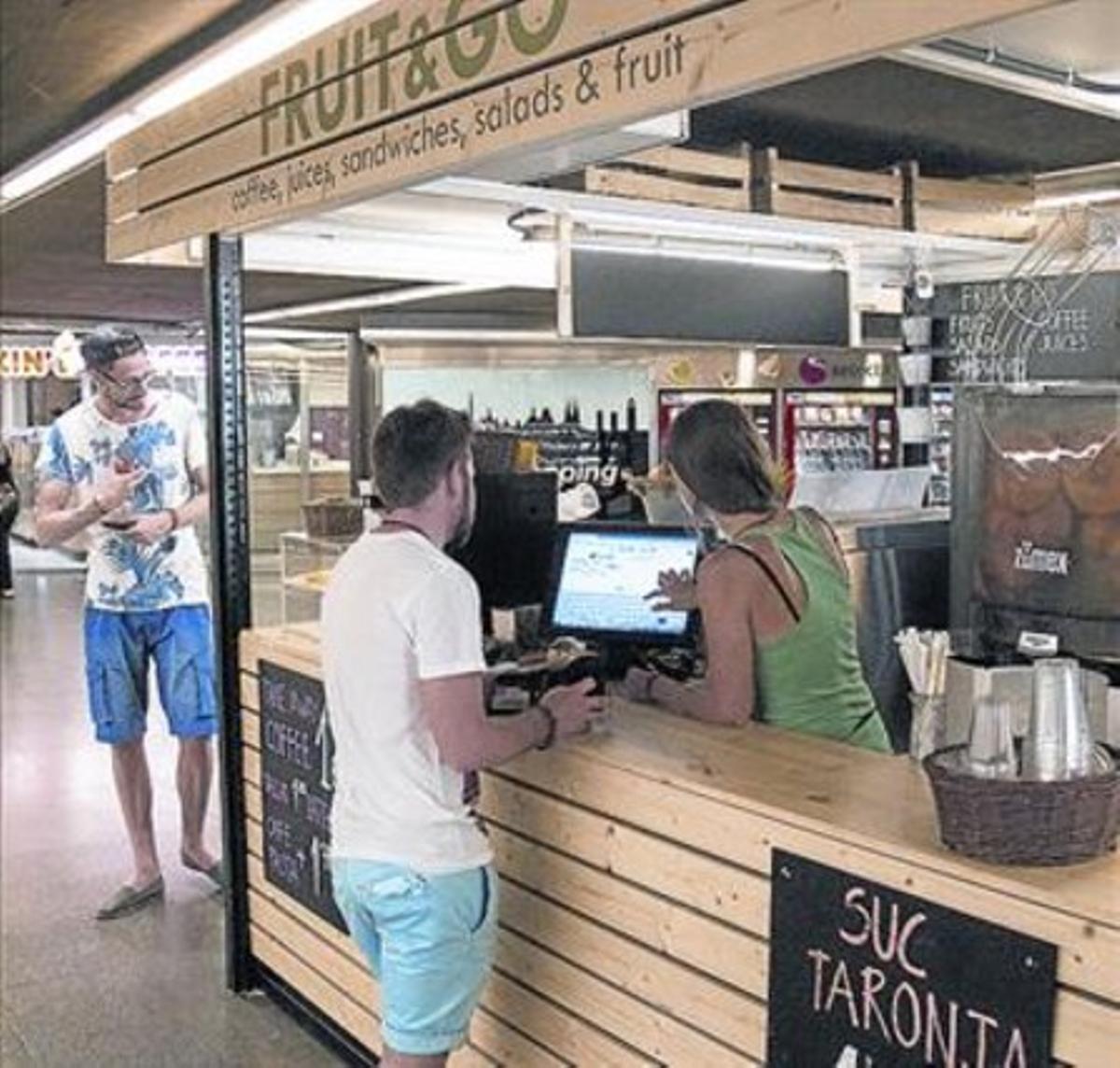 Un comerç de «menjar saludable», ahir a l’estació d’Universitat.