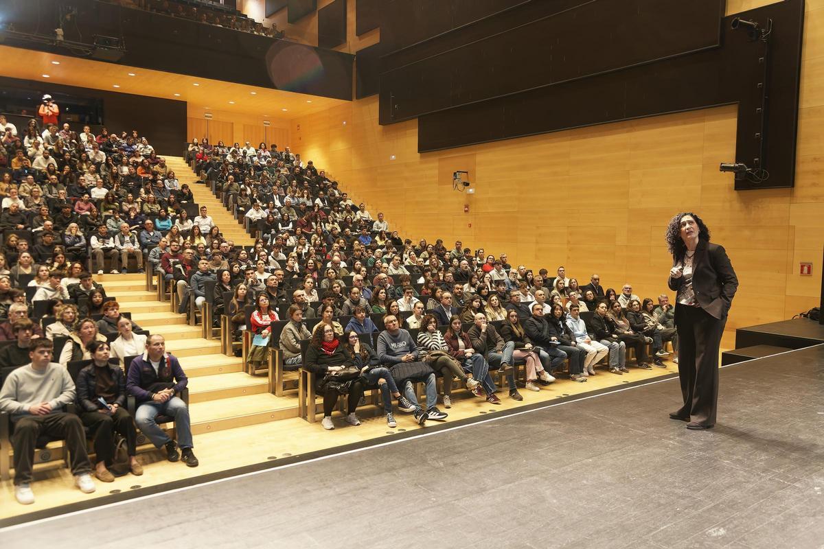 La Jornada de Portes Obertes «En família a l’UJI» mostra a 1.200 persones l’oferta formativa i les instal·lacions i serveis del campus La Jornada de Portes Obertes «En família a l’UJI» mostra a 1.200 persones l’oferta formativa i les instal·lacions i serveis del campus