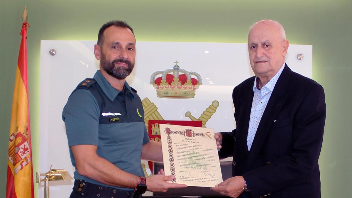 El Teniente coronel Diego Mercader entrega el título a José Luis Escobar.