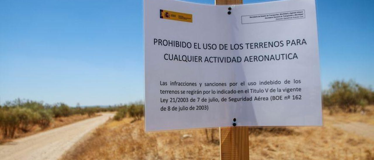 Instalación de un cartel en la Cervera el pasado verano con la prohibición de realizar actividades aeronáuticas.