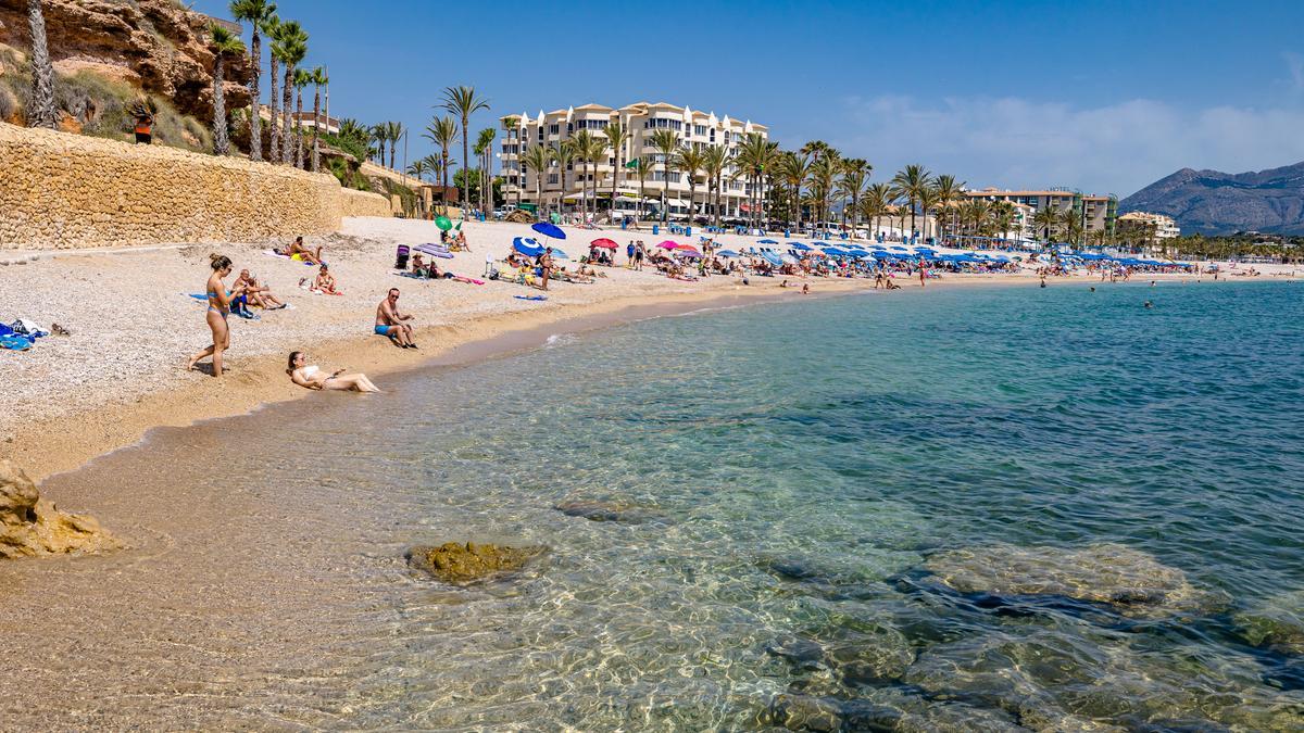 La playa del Racó de l&#039;Albir que cuenta con el distintivo de la Bandera Azul.