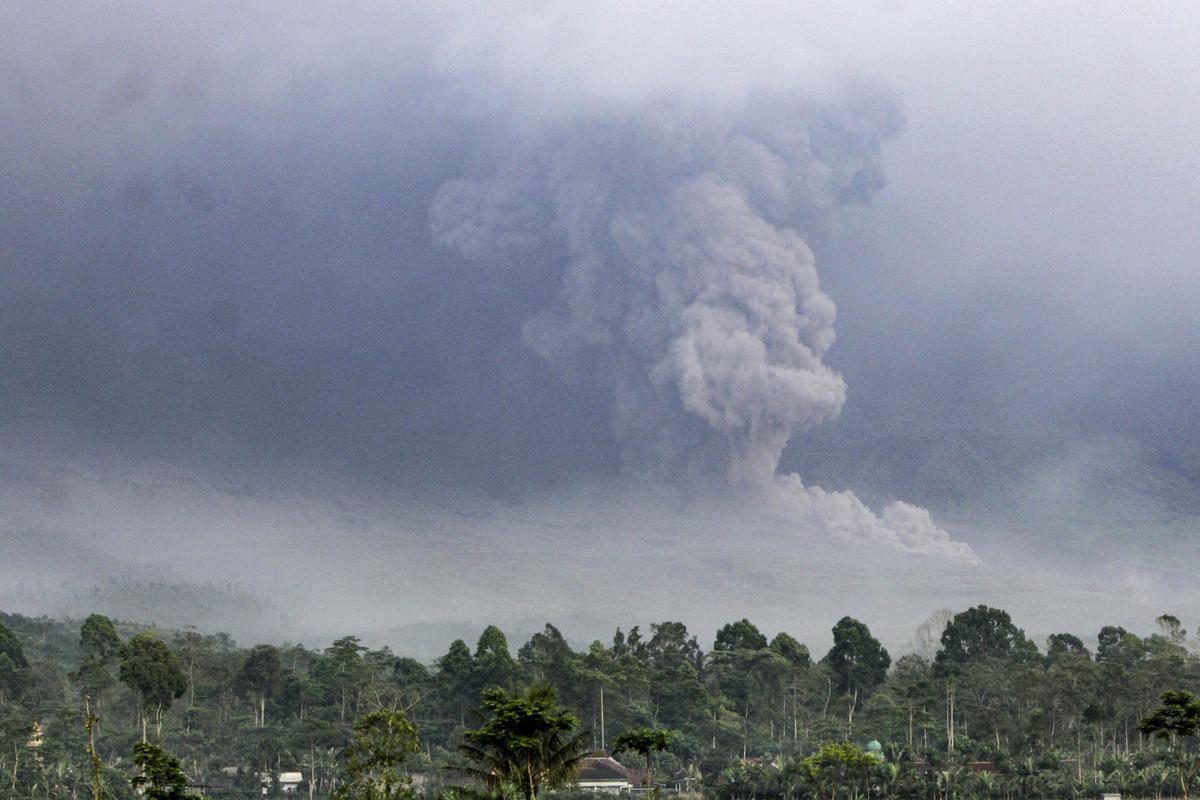 La isla de Java (Indonesia), en alerta por la erupción del volcán Semeru