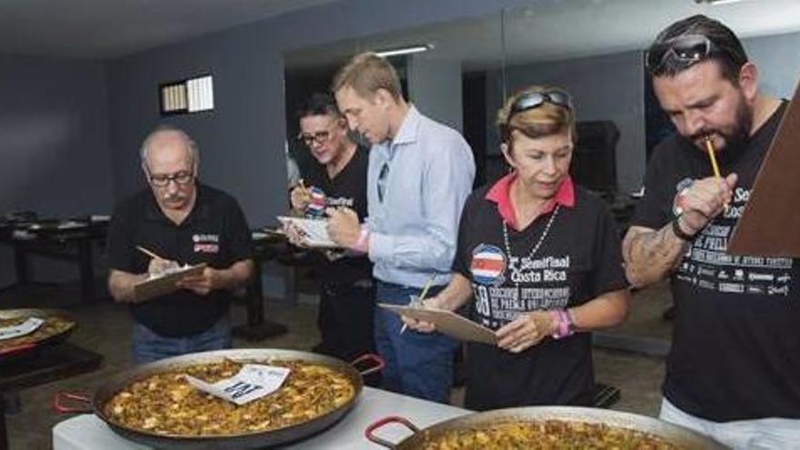 El jurado examina las paellas presentadas en Costa Rica.