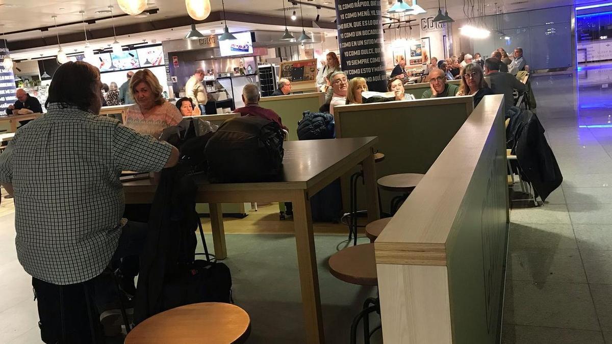 Los jubilados castellonenses protagonistas de esta odisea de viaje del Imserso han tenido que pasar la noche en una sala del aeropuerto de El Prat, hasta que un autobús los ha recogido a las 8.00 horas.sa