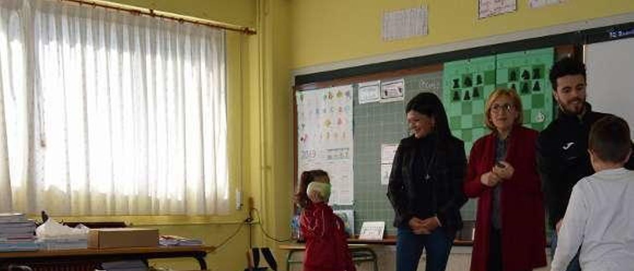 Una de las sesiones de ajedrez impartidas en el CEIP de Atín. // D.P.