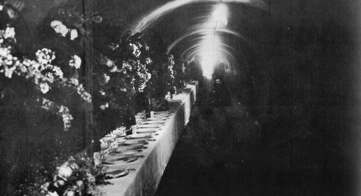 Almuerzo institucional en el alcantarillado de Barcelona en 1907.