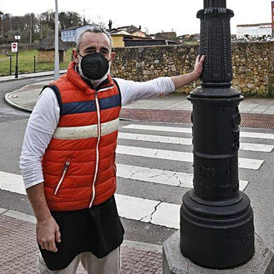 Eduardo Alba justo en la frontera entre ambos municipios. | L. Murias