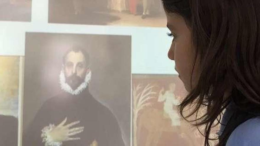 Una alumna, observando el óleo &quot;El caballero de la mano en el pecho&quot;, del Greco.