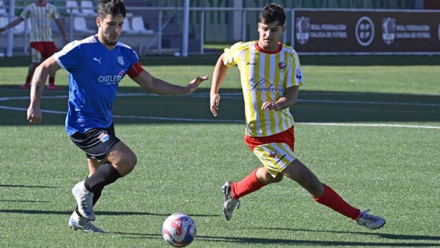 Un jugador del Alertanavia lucha por el balón. |  Pablo H. Gamarra