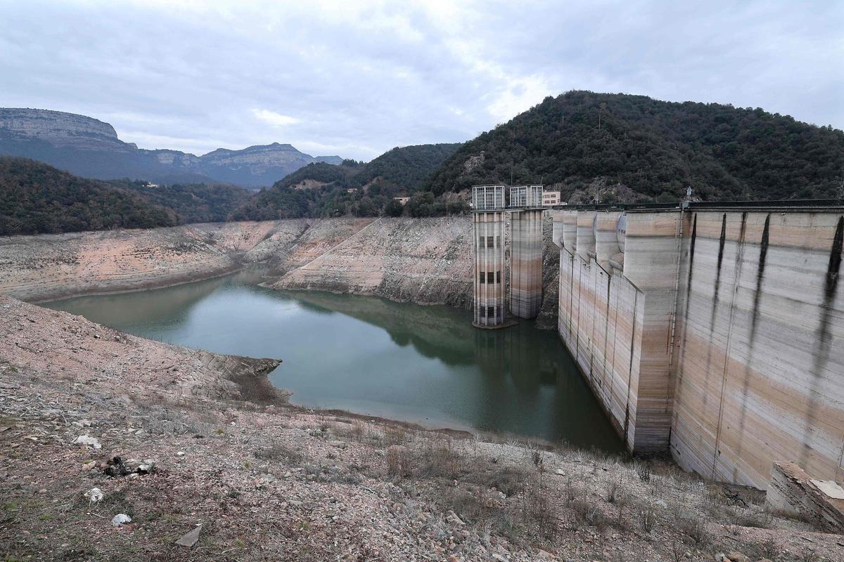 Esta fotografía tomada el 15 de enero de 2024 muestra una vista de la presa de bajo nivel de agua de Sau en la provincia de Girona en Cataluña. Cataluña lucha contra una sequía histórica desde hace tres años y algunos residentes ya experimentan restricciones de agua en su vida diaria.