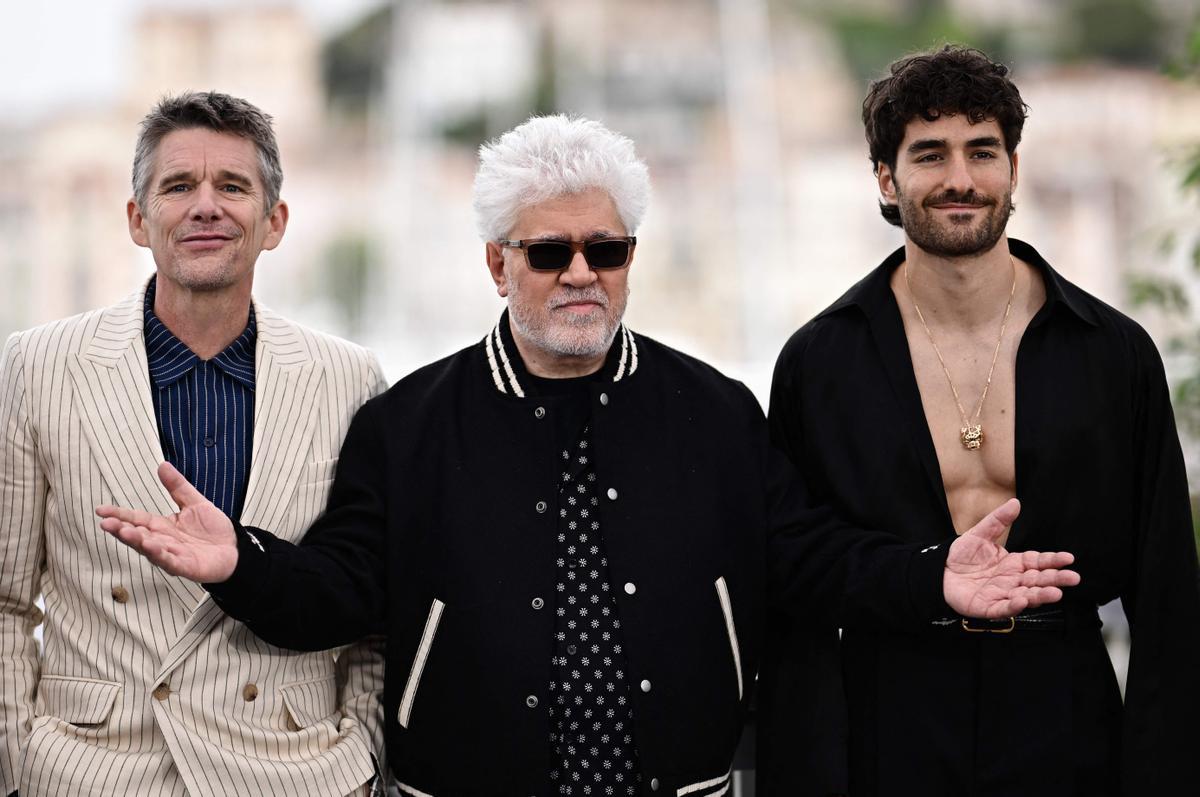 Pedro Almodóvar aterriza en Cannes. El cineasta estrena en Cannes el mediometraje ‘Extraña forma de vida’, con Ethan Hawke y Pedro Pascal, un wéstern protagonizado por dos gais que subvierte el género